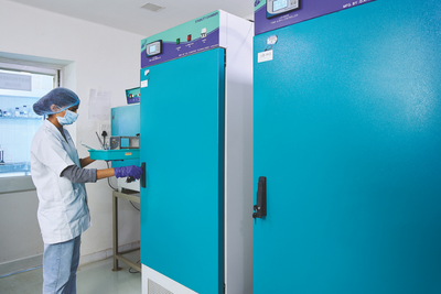 Cleanroom packaging and blister packing lines for single-use medical devices